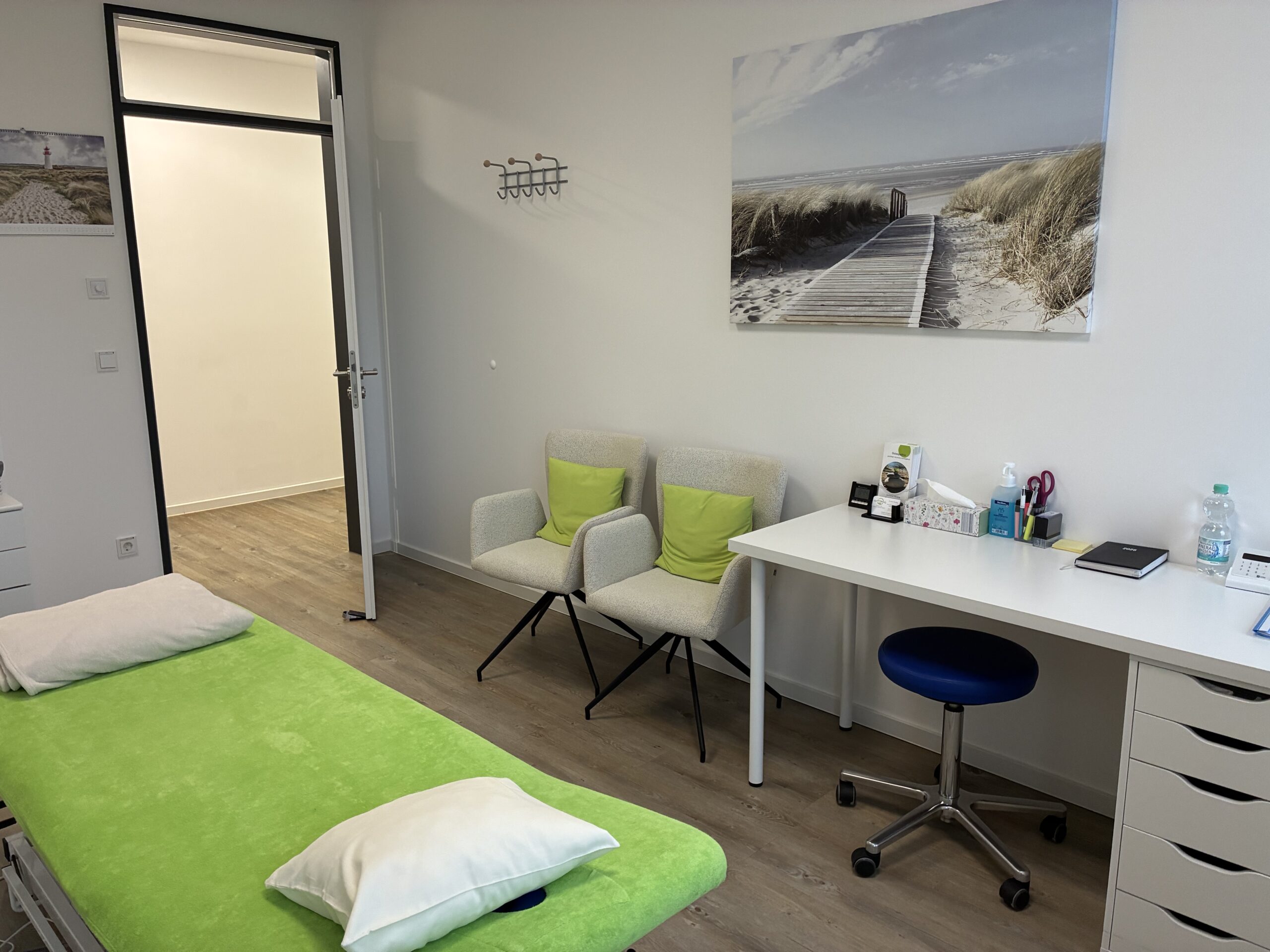 Christine Vörding behandalt die Nacken einer Patientin